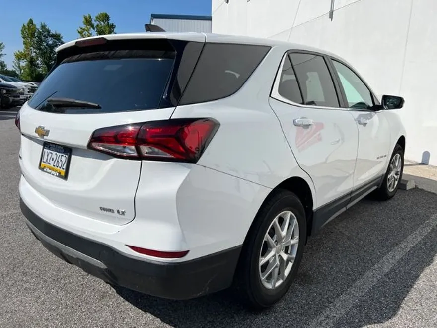 2022 Chevrolet Equinox LT photo 1