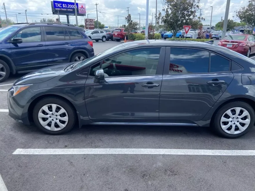 2025 Toyota Corolla LE photo 1