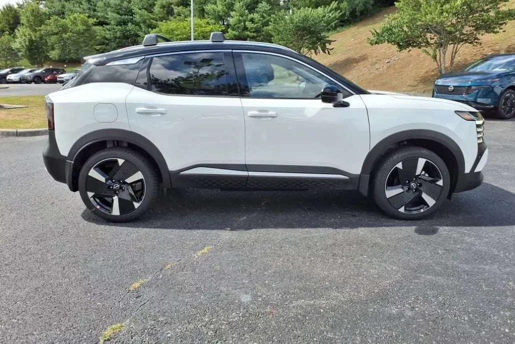 2025 Nissan Kicks SR photo 1