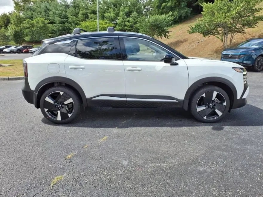 2025 Nissan Kicks SR photo 1