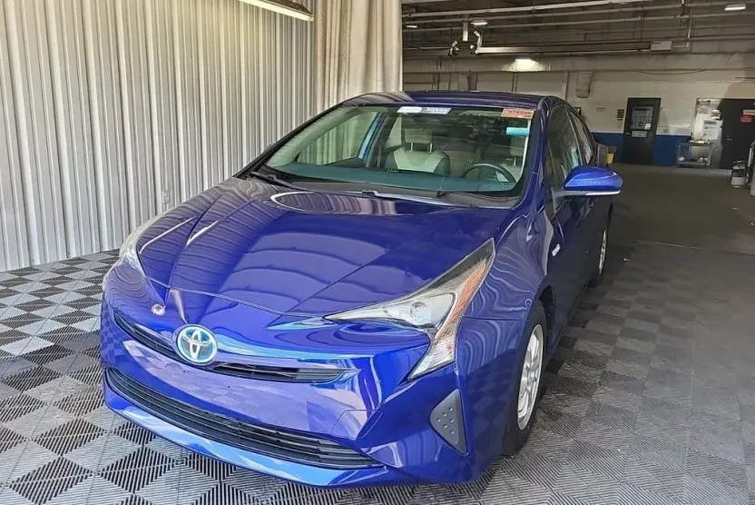 2016 Toyota Prius Two photo 1