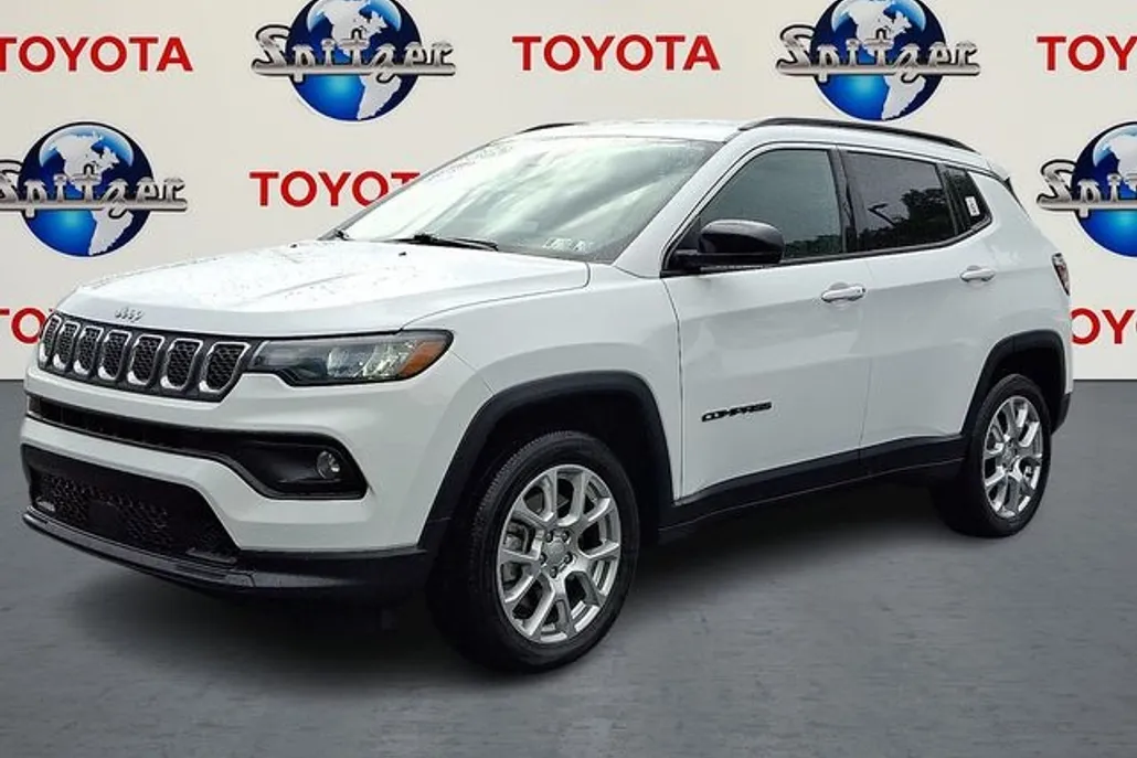 2023 Jeep Compass Latitude Lux photo 1