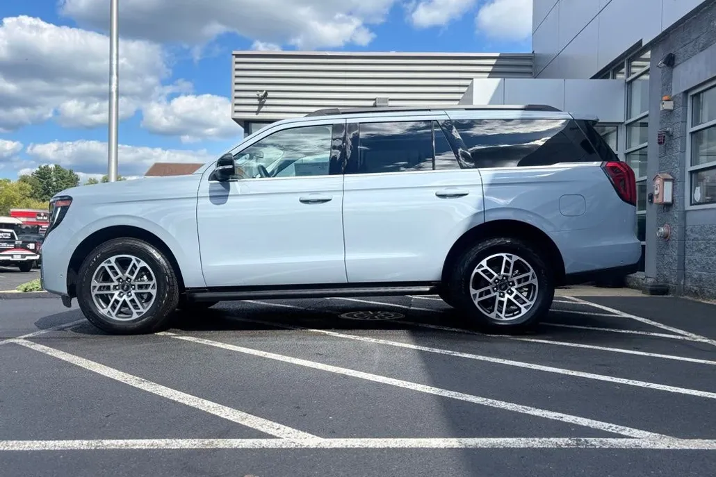 2025 Ford Expedition photo 1