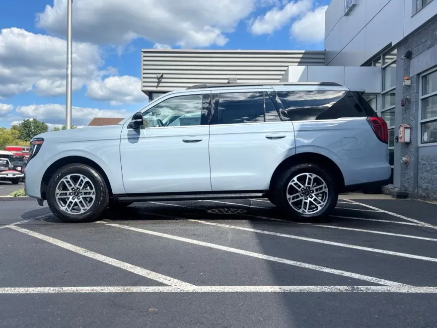 2025 Ford Expedition photo 1