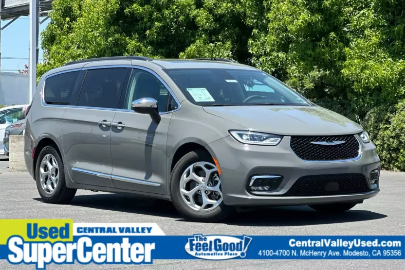 2023 Chrysler Pacifica Limited photo 1