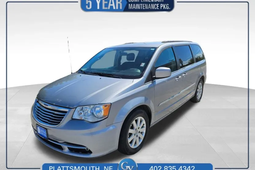 2016 Chrysler Town & Country Touring photo 1