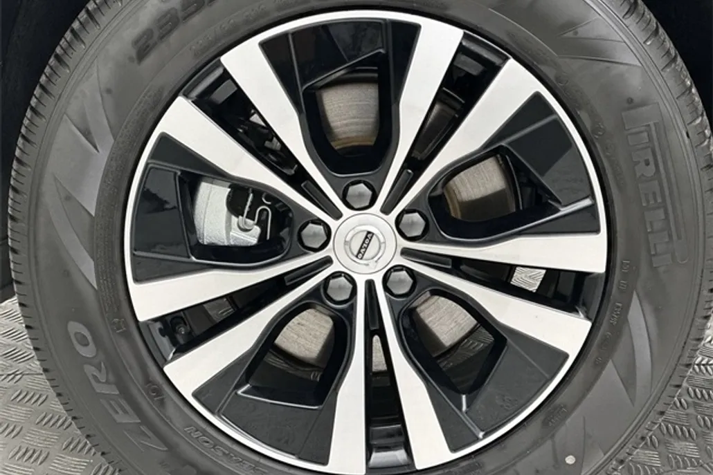 2025 Volvo XC60 B5 Core photo 1