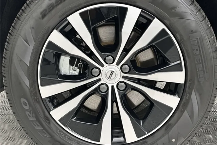 2025 Volvo XC60 B5 Core photo 1