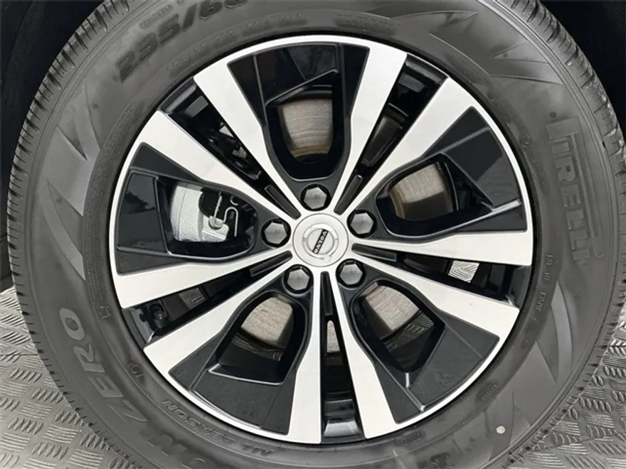 2025 Volvo XC60 B5 Core photo 1