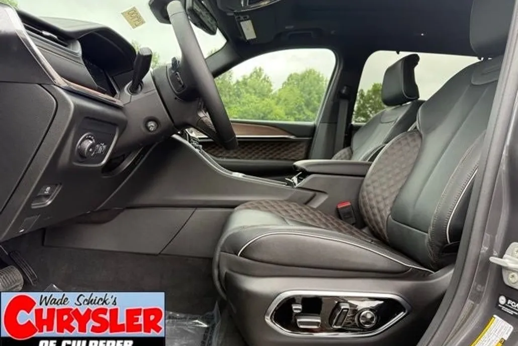 2025 Jeep Grand Cherokee L Summit photo 1