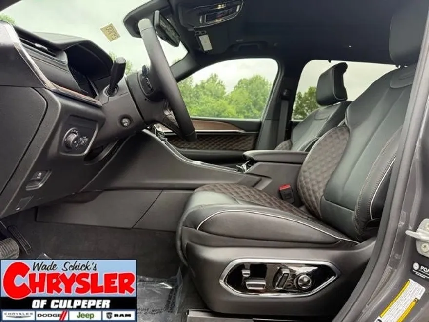 2025 Jeep Grand Cherokee L Summit photo 1