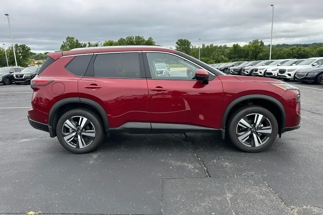 2025 Nissan Rogue SL photo 1