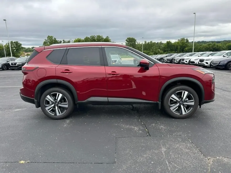2025 Nissan Rogue SL photo 1