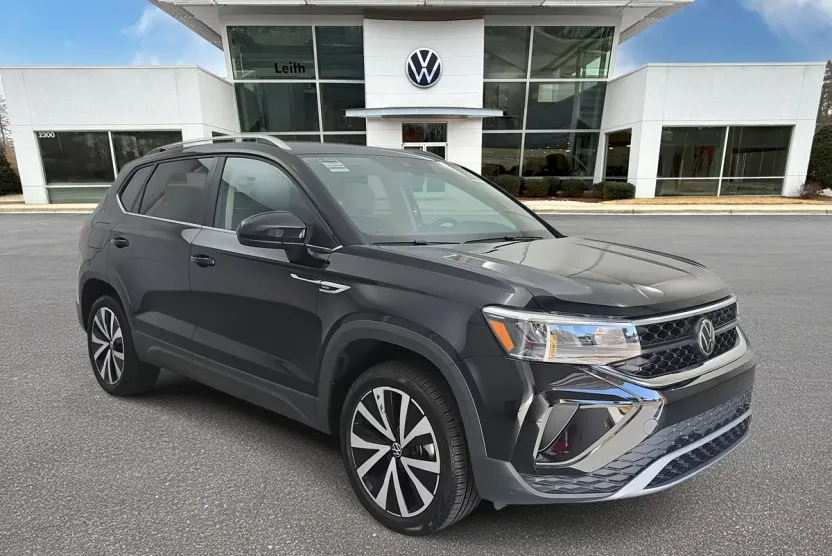 2024 Volkswagen Taos SE photo 1