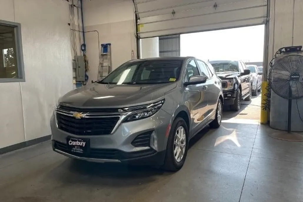 2024 Chevrolet Equinox LT photo 1