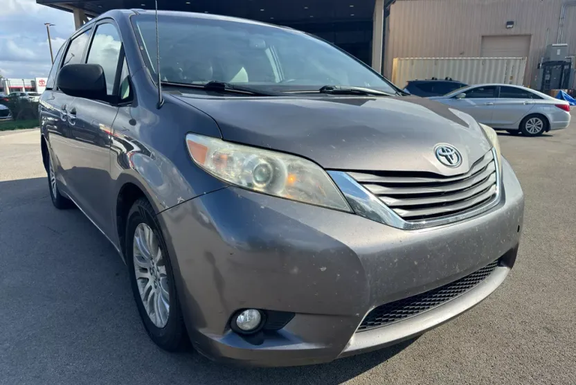 2014 Toyota Sienna XLE photo 1