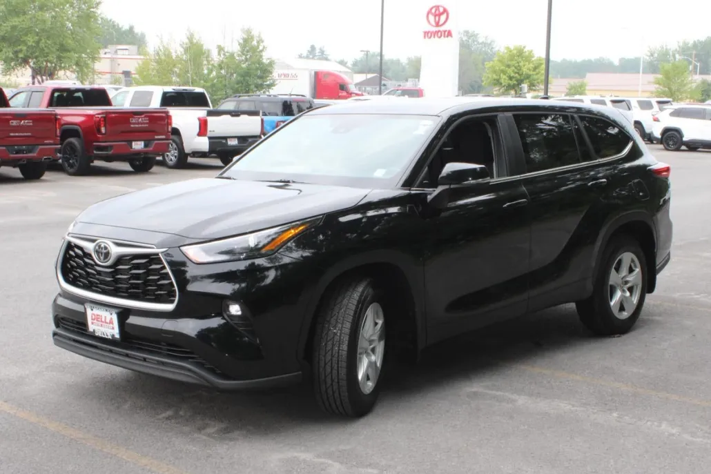 2023 Toyota Highlander LE photo 1