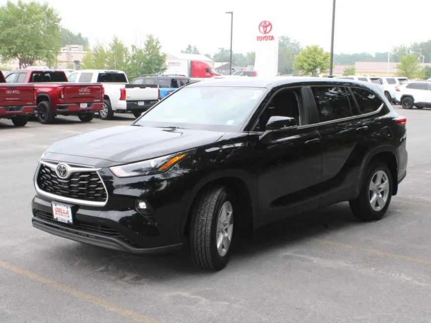 2023 Toyota Highlander LE photo 1