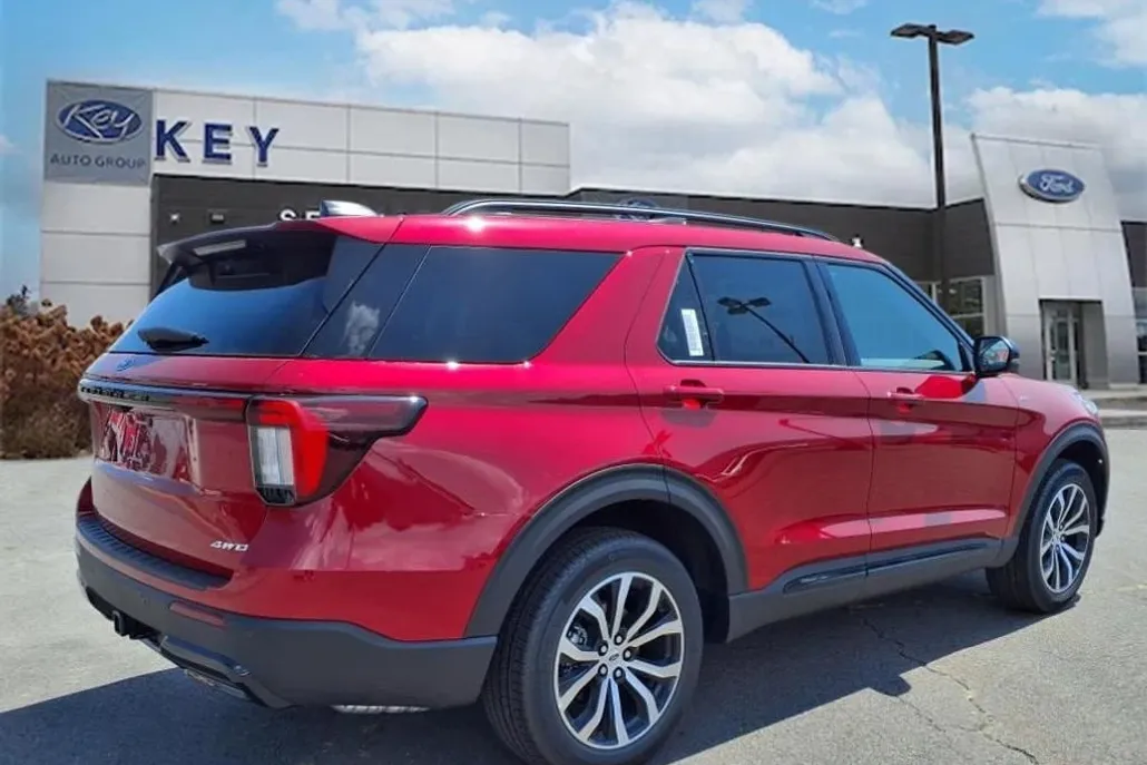 2025 Ford Explorer ST-Line photo 1