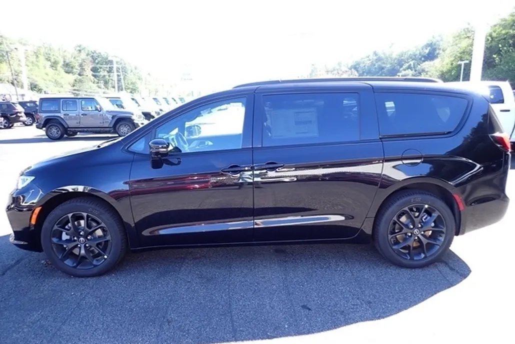 2026 Chrysler Pacifica Limited photo 1