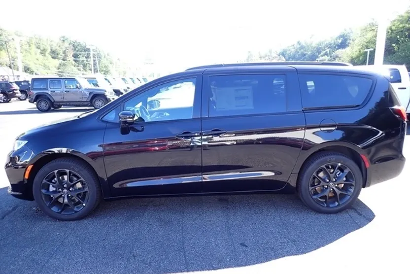 2026 Chrysler Pacifica Limited photo 1