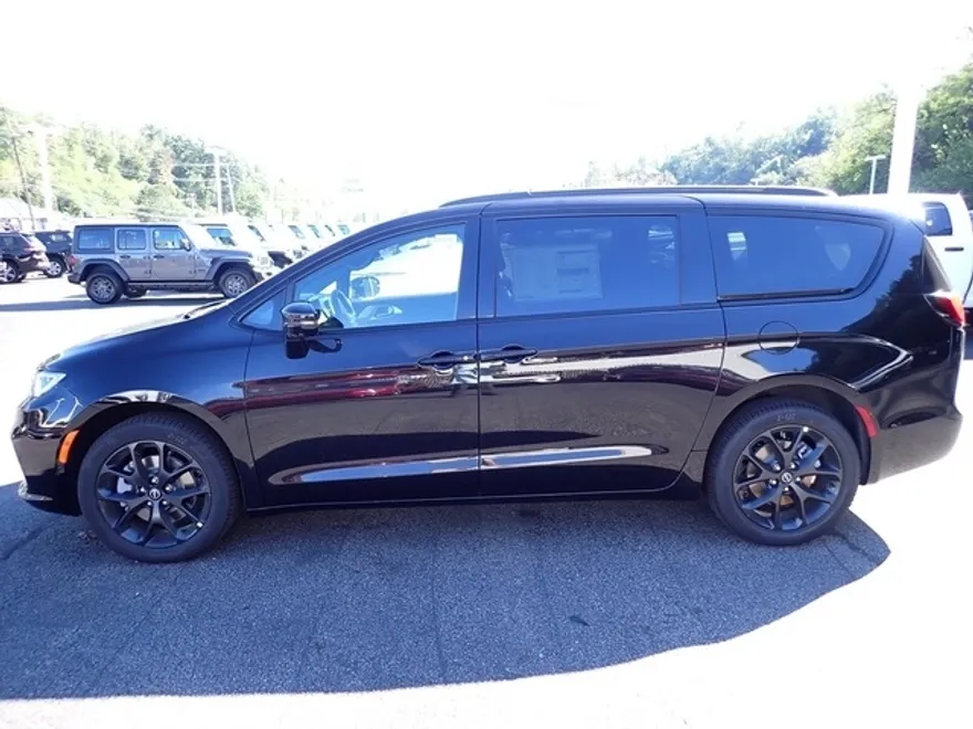 2026 Chrysler Pacifica Limited photo 1