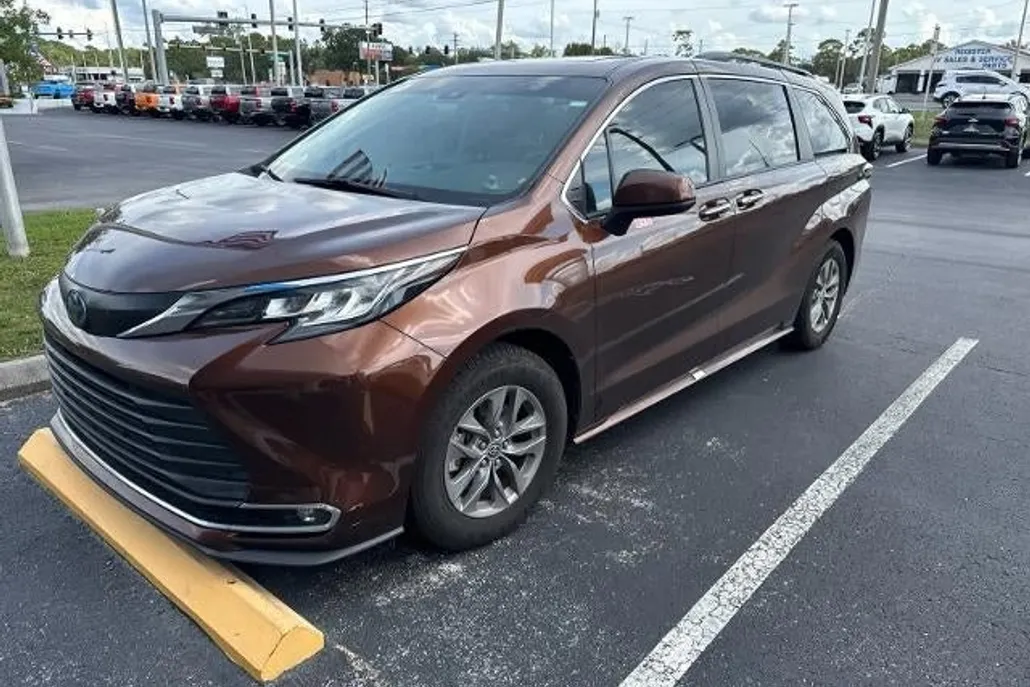 2022 Toyota Sienna XLE photo 1