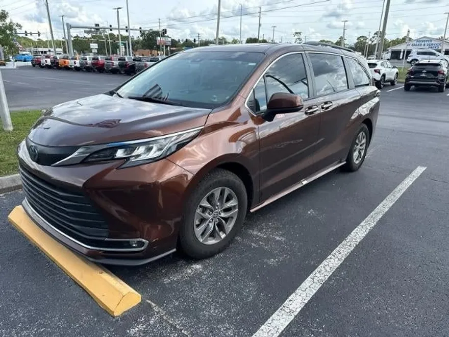 2022 Toyota Sienna XLE photo 1