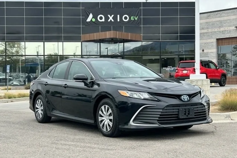 2023 Toyota Camry Hybrid LE photo 1