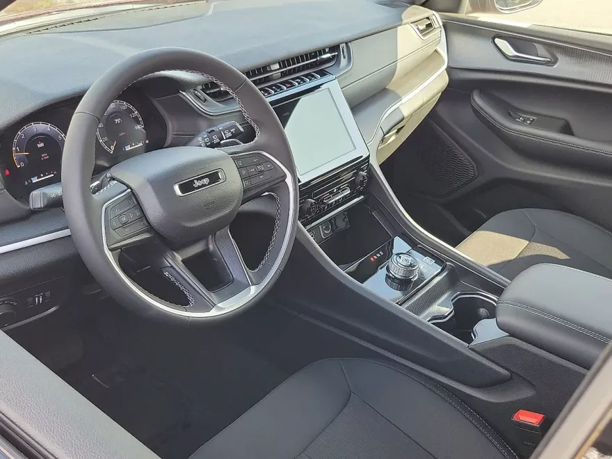 2025 Jeep Grand Cherokee Laredo X photo 1