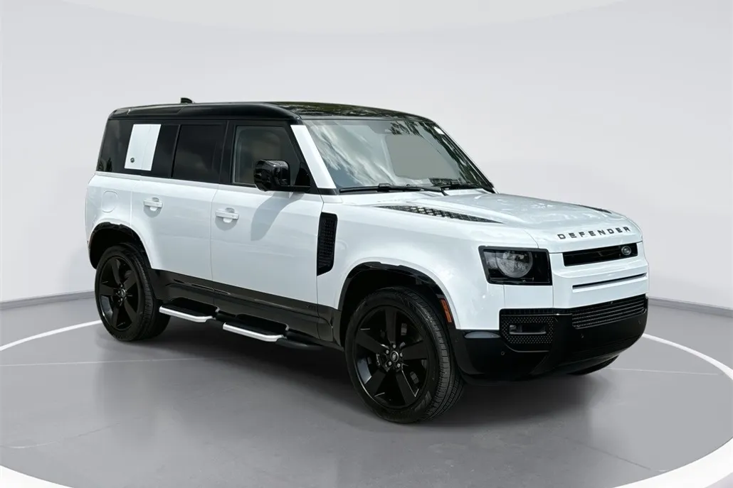 2023 Land Rover Defender 110 V8 photo 1