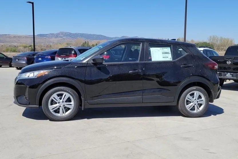 2025 Nissan Kicks Play S photo 1