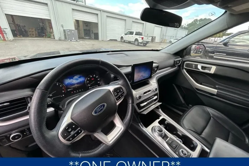 2023 Ford Explorer XLT photo 1