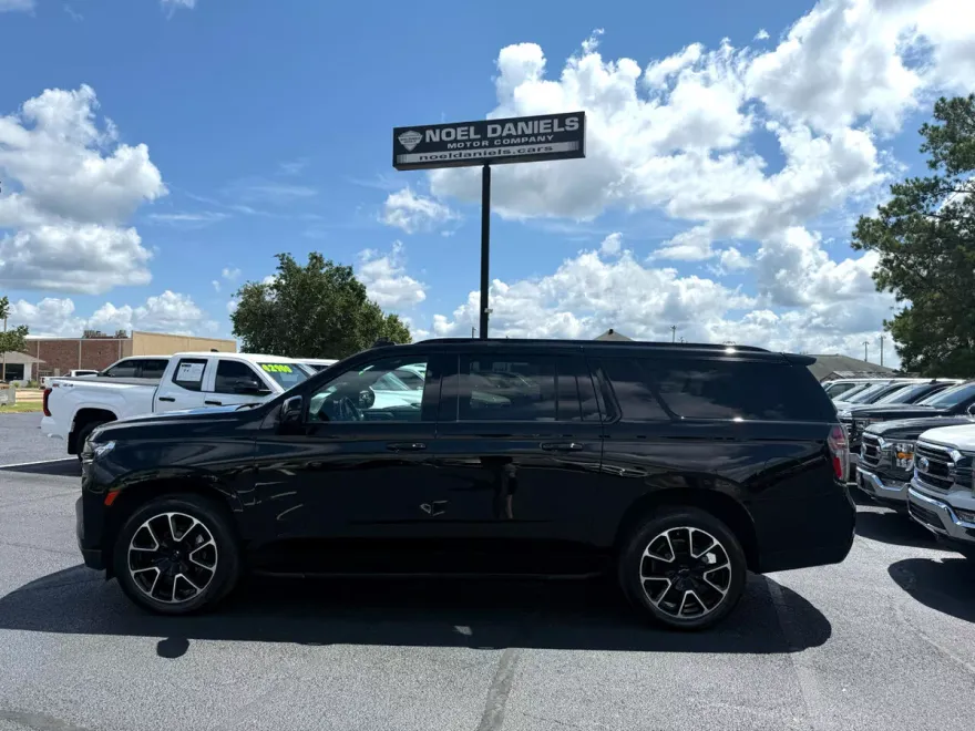 2023 Chevrolet Suburban RST photo 1