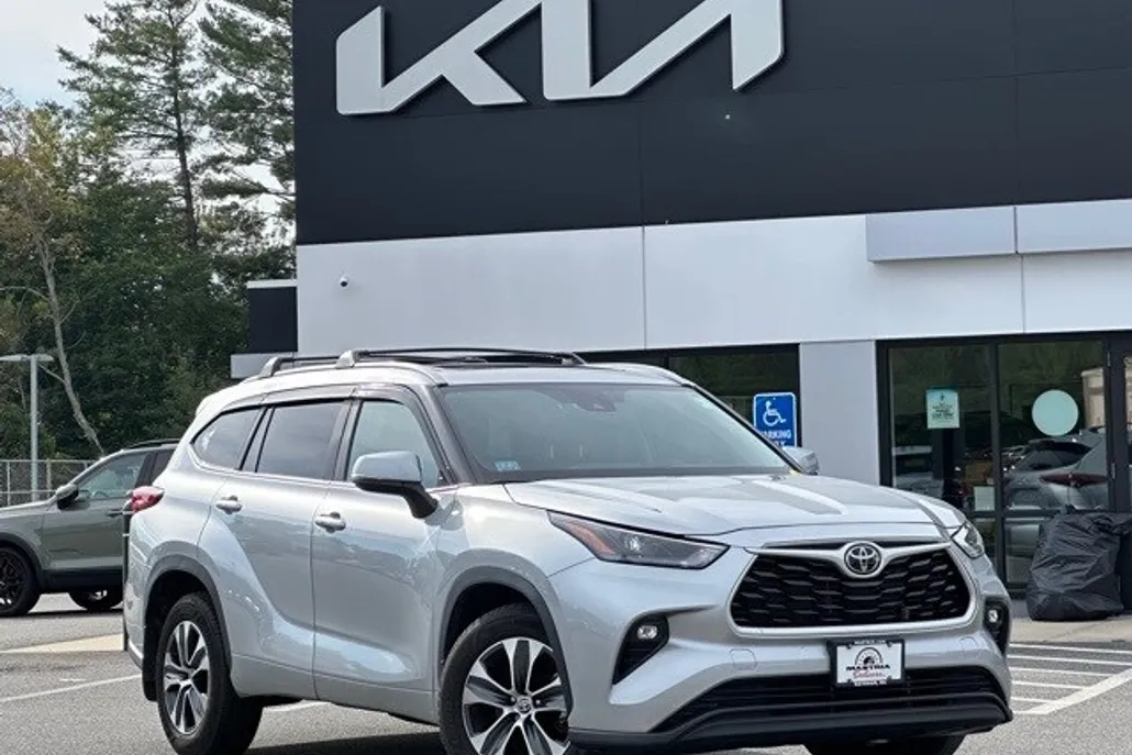 2023 Toyota Highlander XLE photo 1
