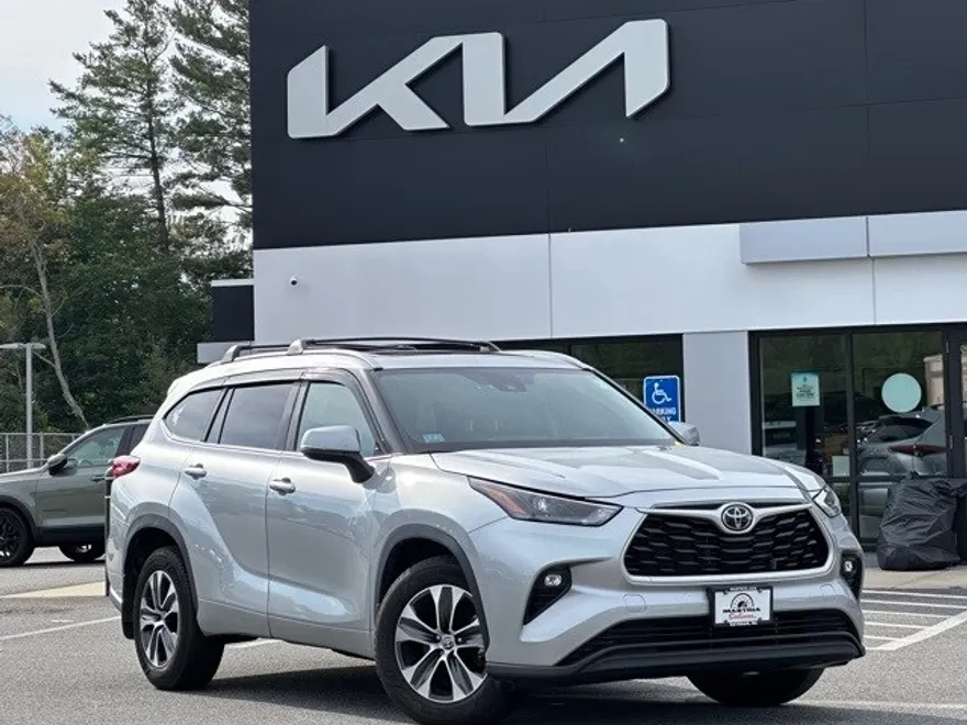 2023 Toyota Highlander XLE photo 1