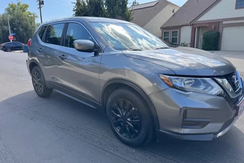 2017 Nissan Rogue S photo 1