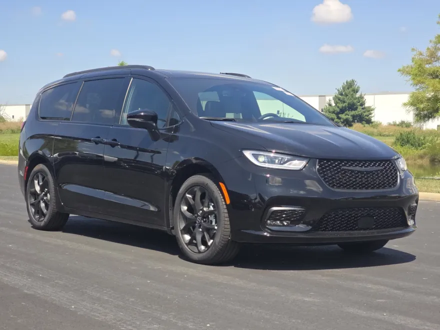 2026 Chrysler Pacifica Limited photo 1