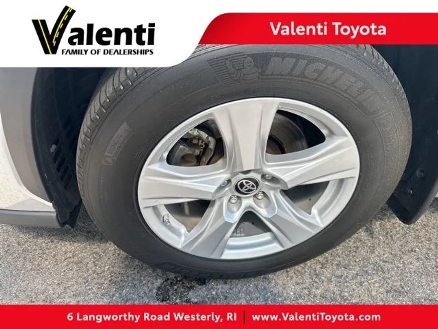 2021 Toyota Highlander LE photo 1
