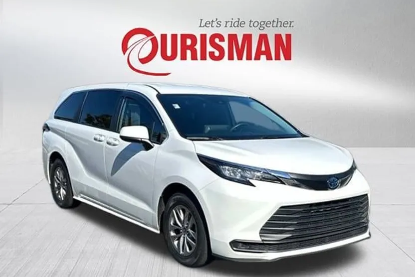 2022 Toyota Sienna LE photo 1