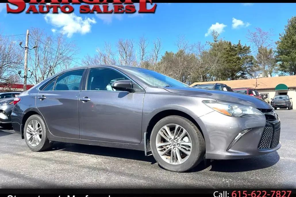 2017 Toyota Camry SE photo 1