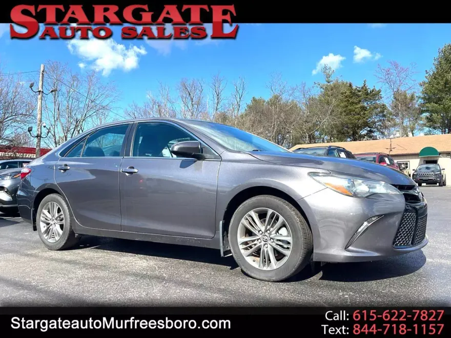 2017 Toyota Camry SE photo 1