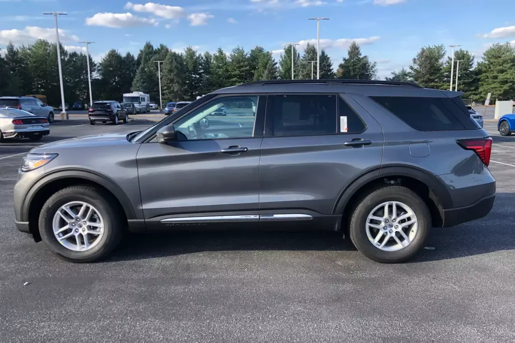 2025 Ford Explorer photo 1