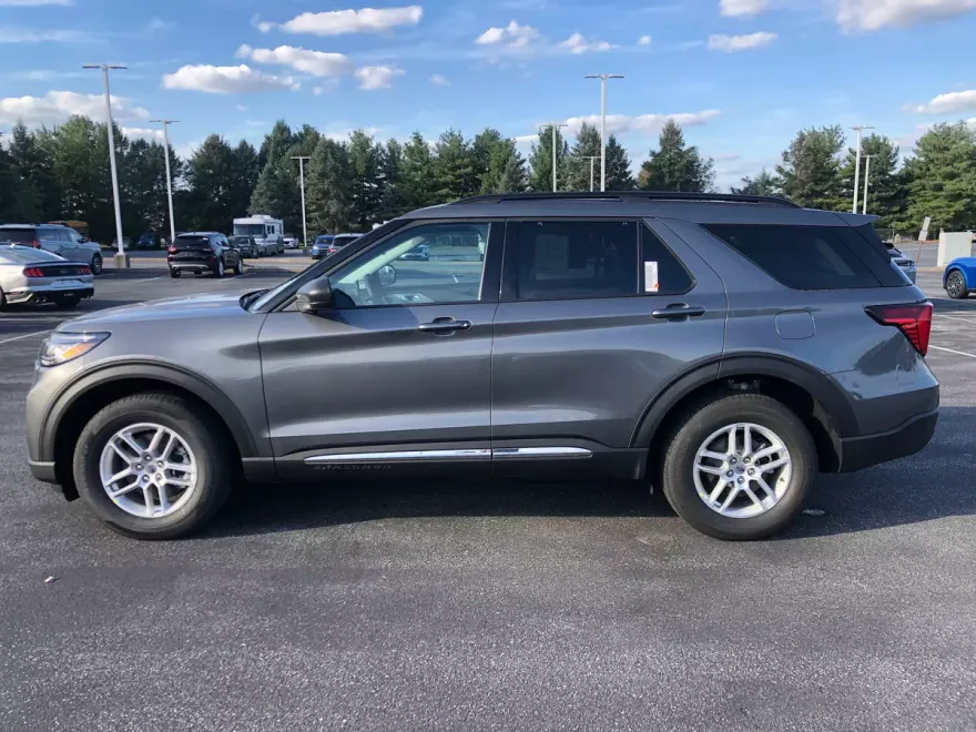 2025 Ford Explorer photo 1