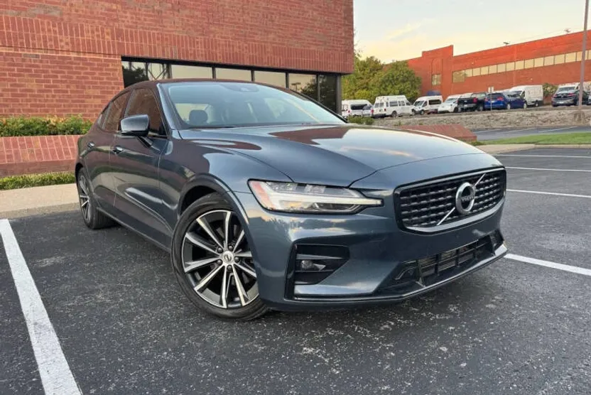 2021 Volvo S60 T5 Momentum photo 1