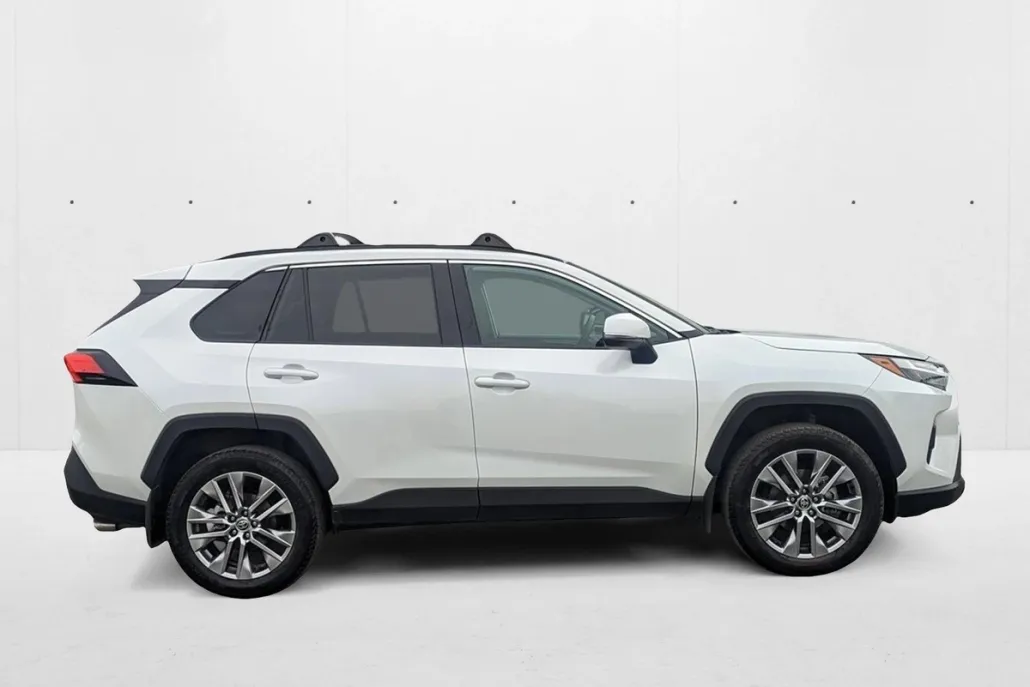 2023 Toyota RAV4 XLE Premium photo 1