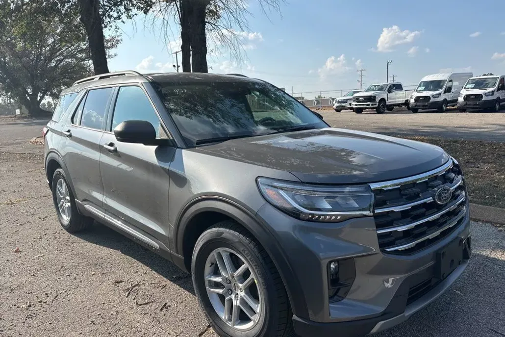 2025 Ford Explorer photo 1