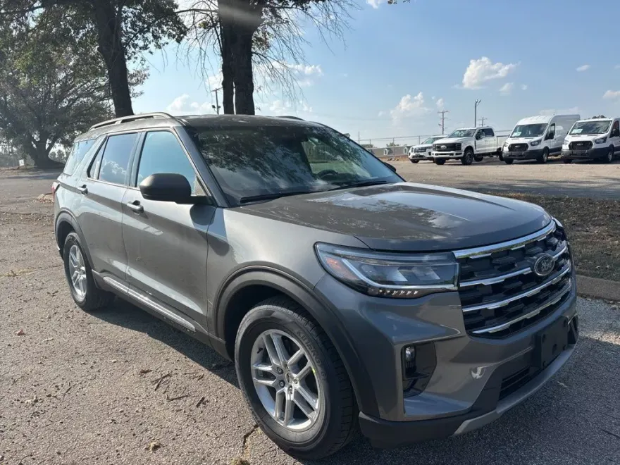 2025 Ford Explorer photo 1