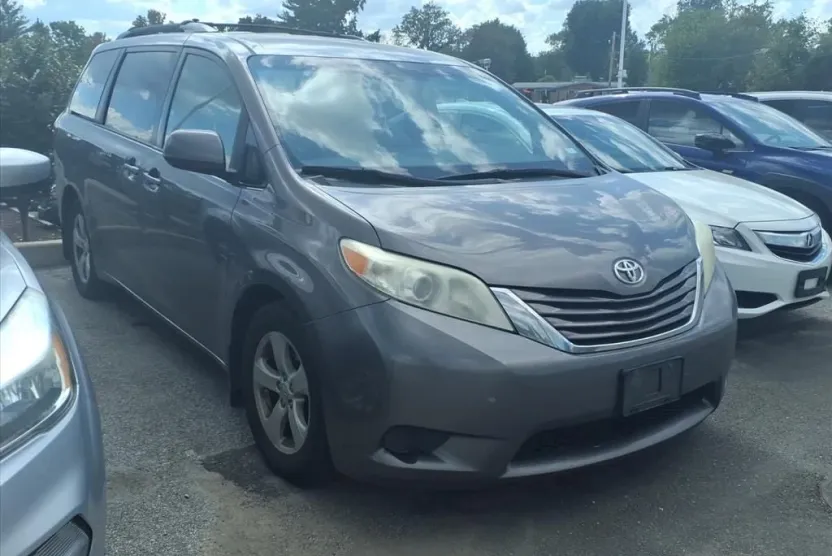 2015 Toyota Sienna LE photo 1