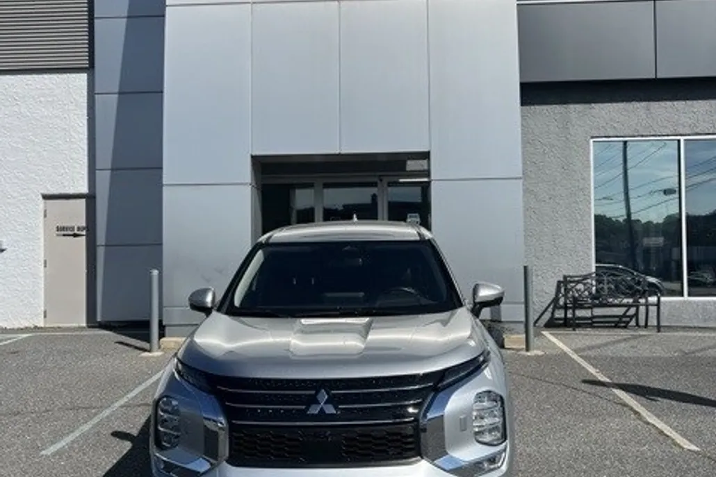 2024 Mitsubishi Outlander SE photo 1